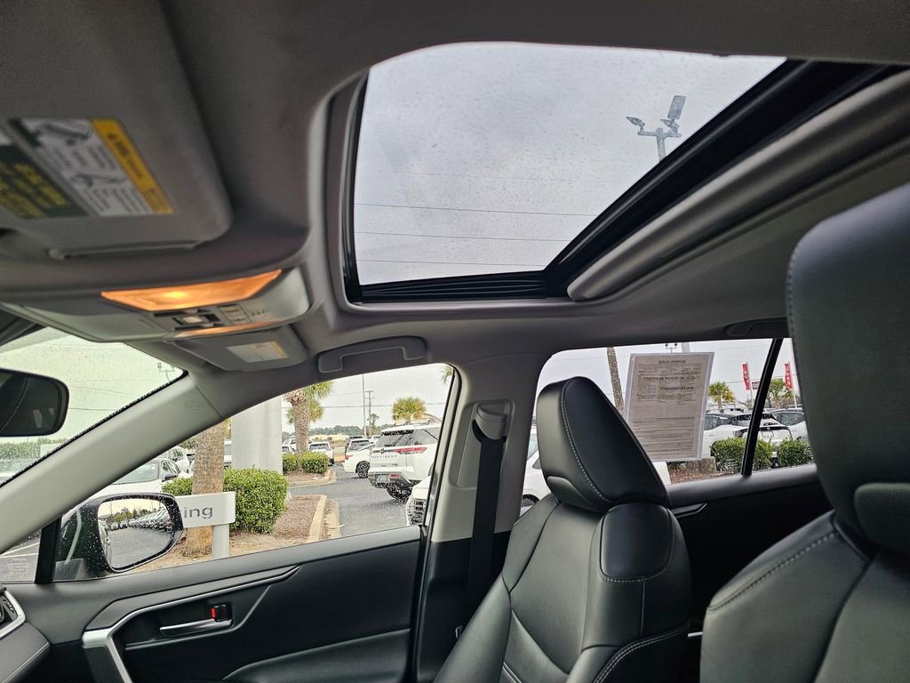 Used 2020 Toyota RAV4 XLE Premium image 18