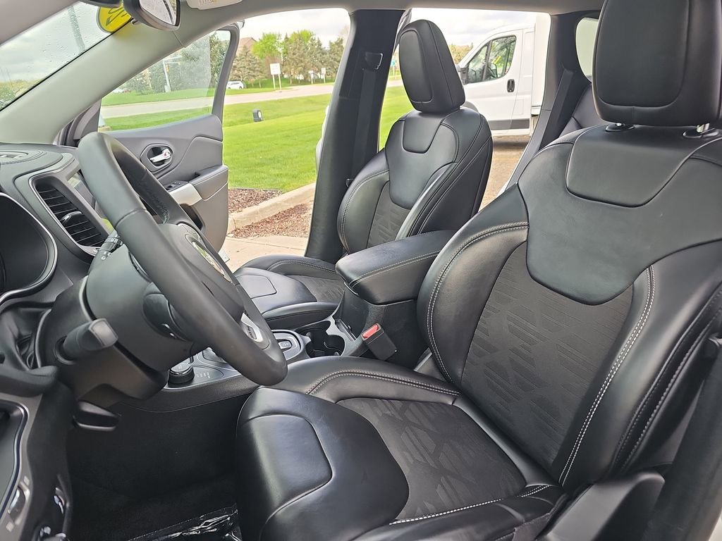 Certified 2022 Jeep Cherokee Latitude w/ Sun & Sound Group AWD/4WD image 14