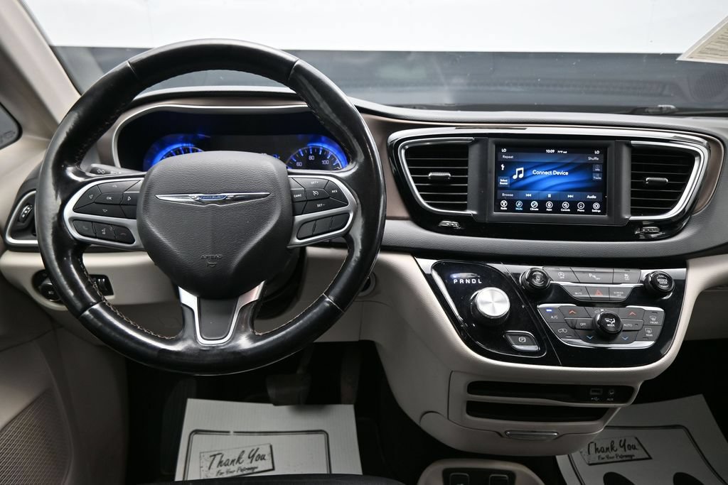Used 2019 Chrysler Pacifica Touring-L FWD image 13