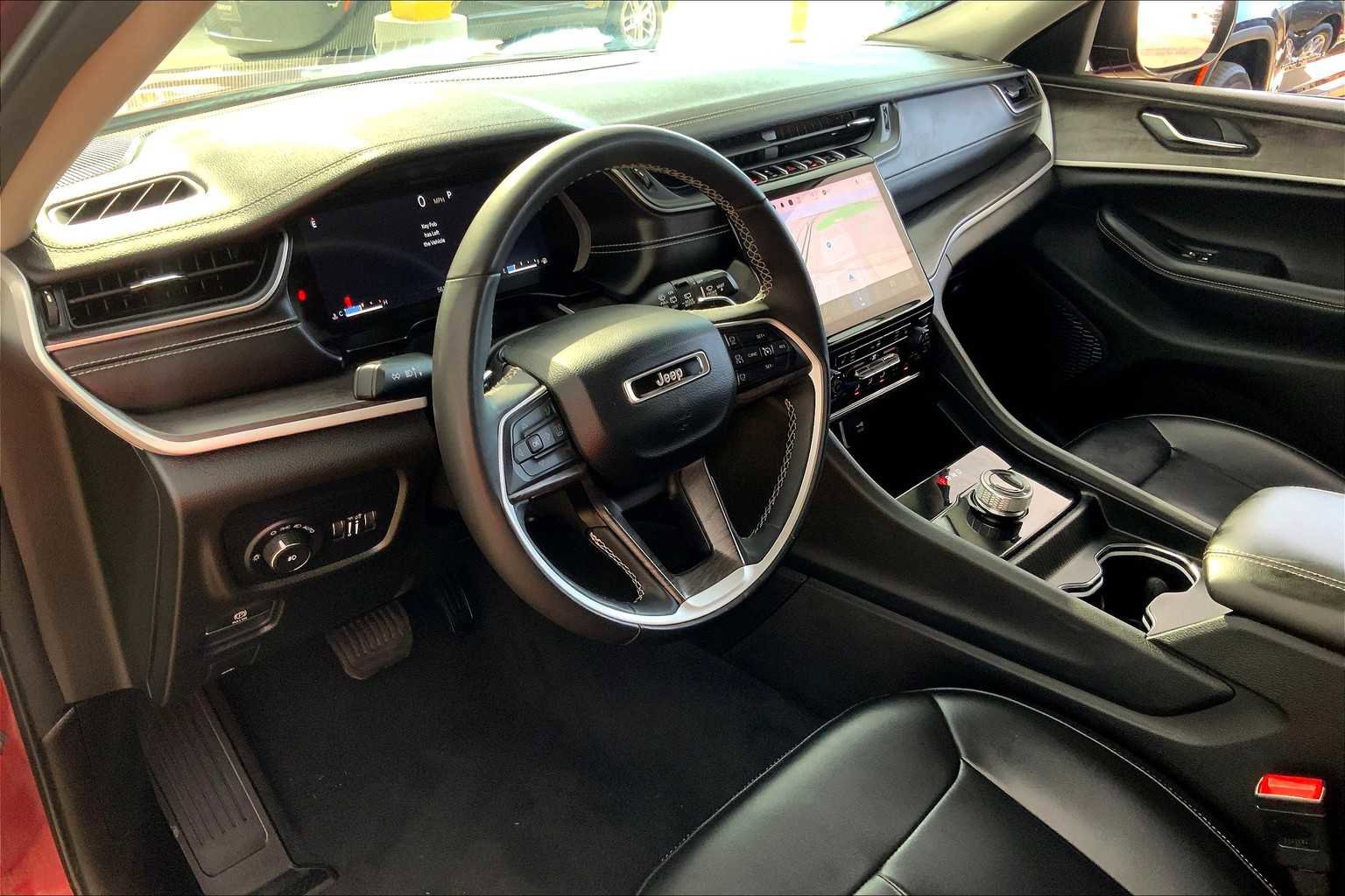 Used 2024 Jeep Grand Cherokee Limited image 17