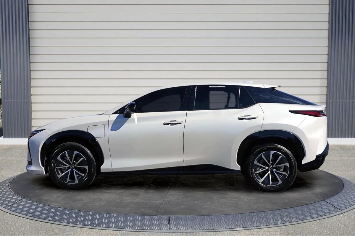 Used 2024 Lexus RZ 300e Premium image 4