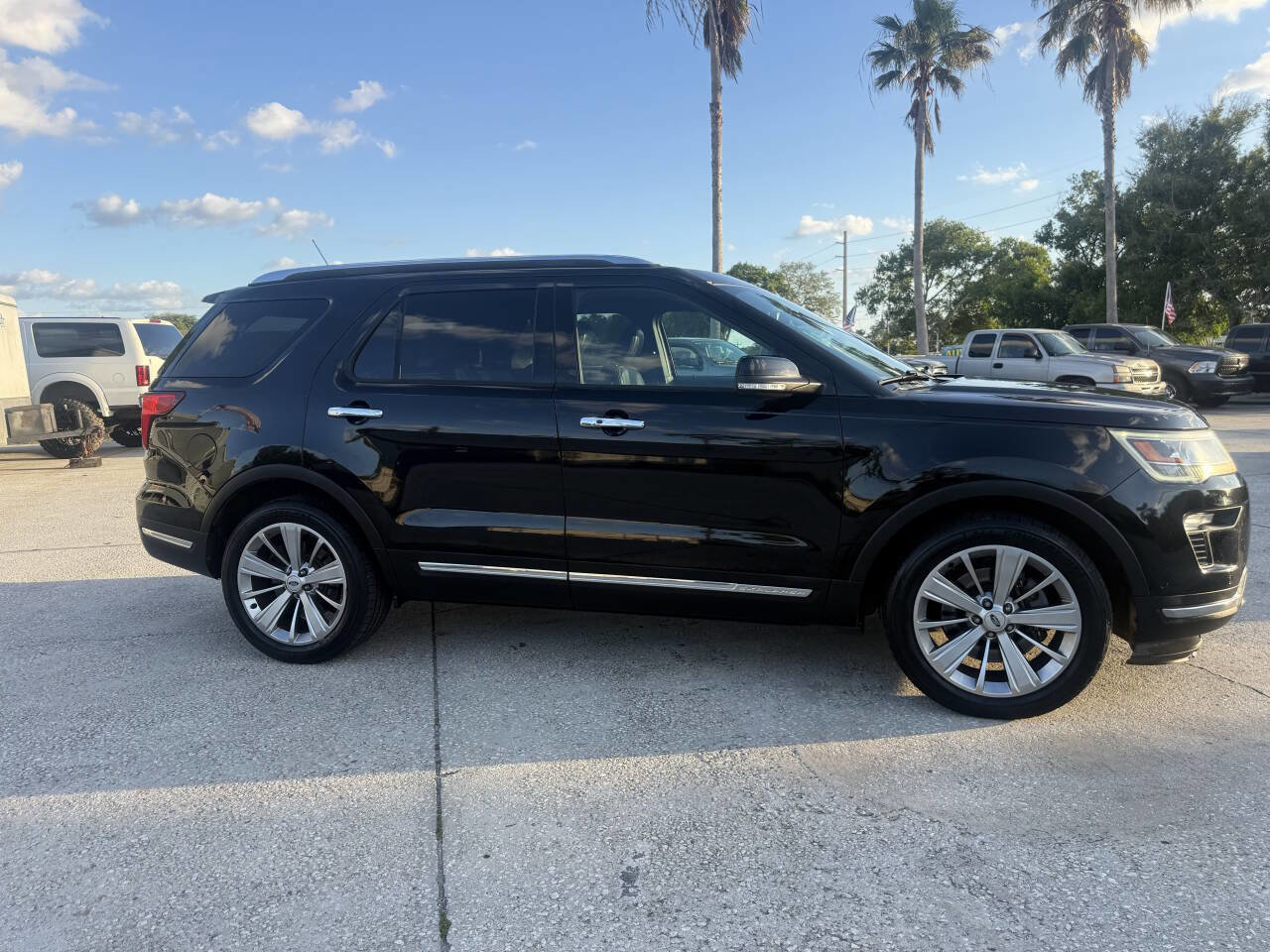Used 2018 Ford Explorer Limited w/ Equipment Group 301A FWD image 4