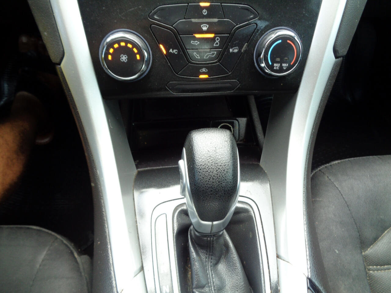 Used 2015 Ford Fusion SE FWD image 20