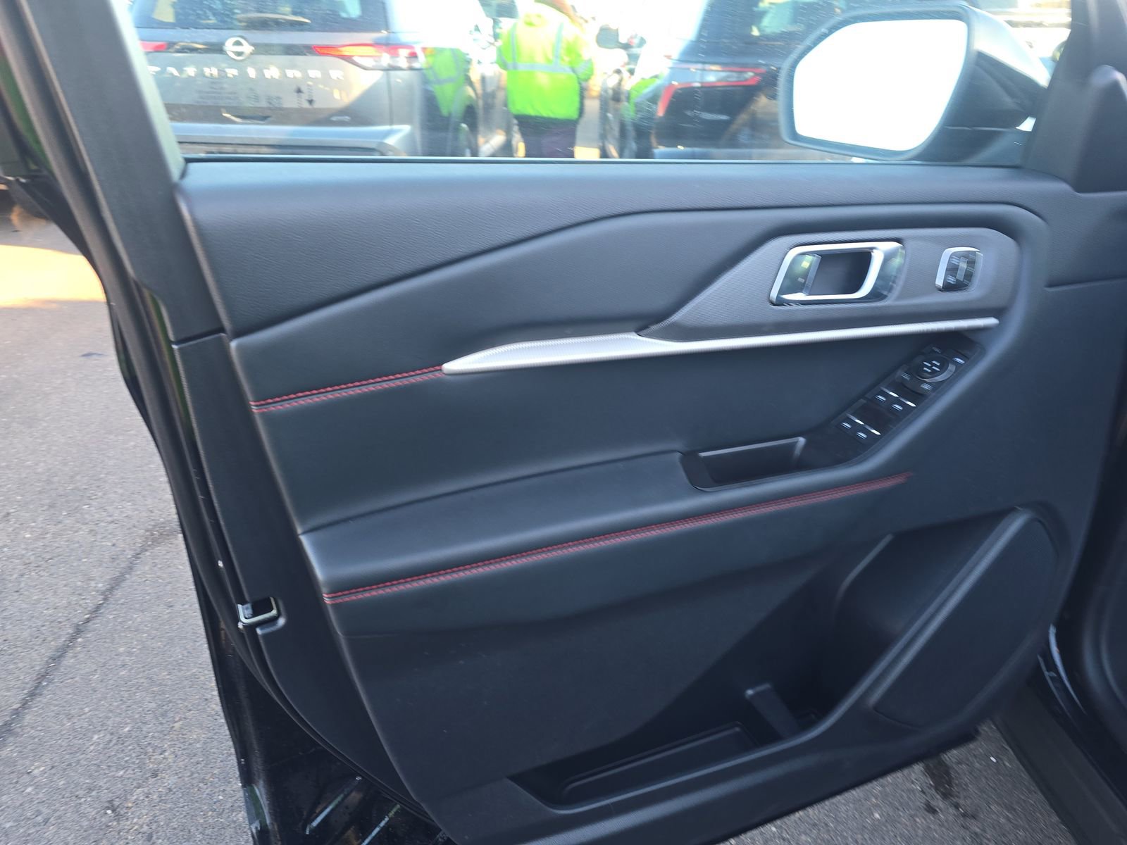 Used 2025 Ford Explorer ST-Line w/ Premium Package image 8