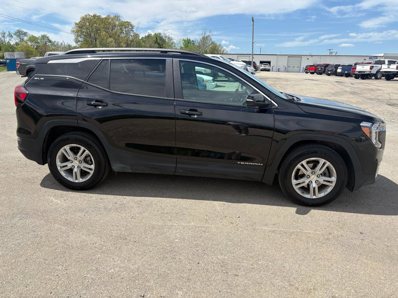 Used 2024 GMC Terrain SLE w/ Driver Convenience Package FWD image 2