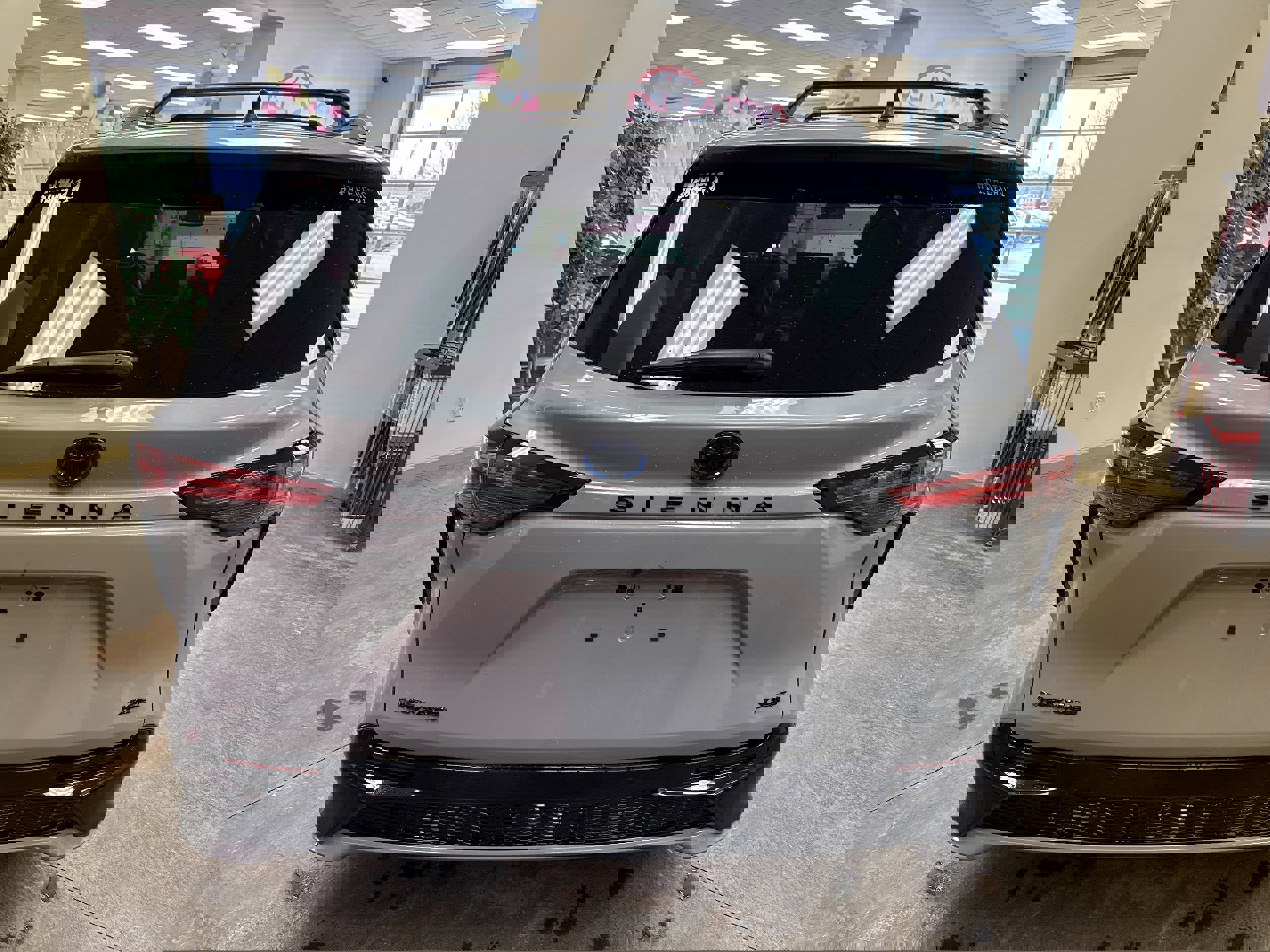 Used 2025 Toyota Sienna XSE w/ XSE Plus Package image 9