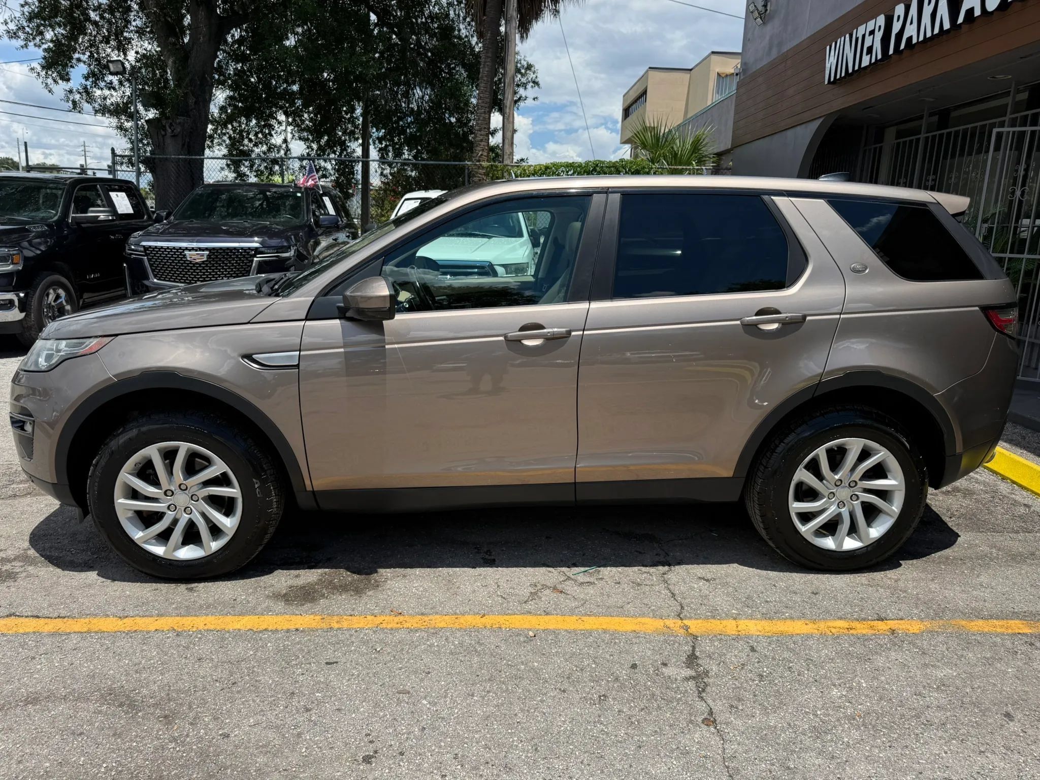 Used 2017 Land Rover Discovery Sport HSE AWD/4WD image 4