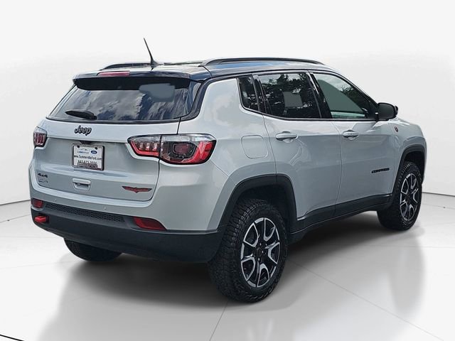 Used 2025 Jeep Compass Trailhawk AWD/4WD image 3