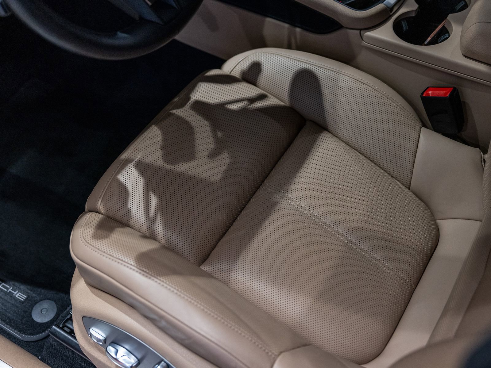 Certified 2024 Porsche Macan AWD/4WD image 27