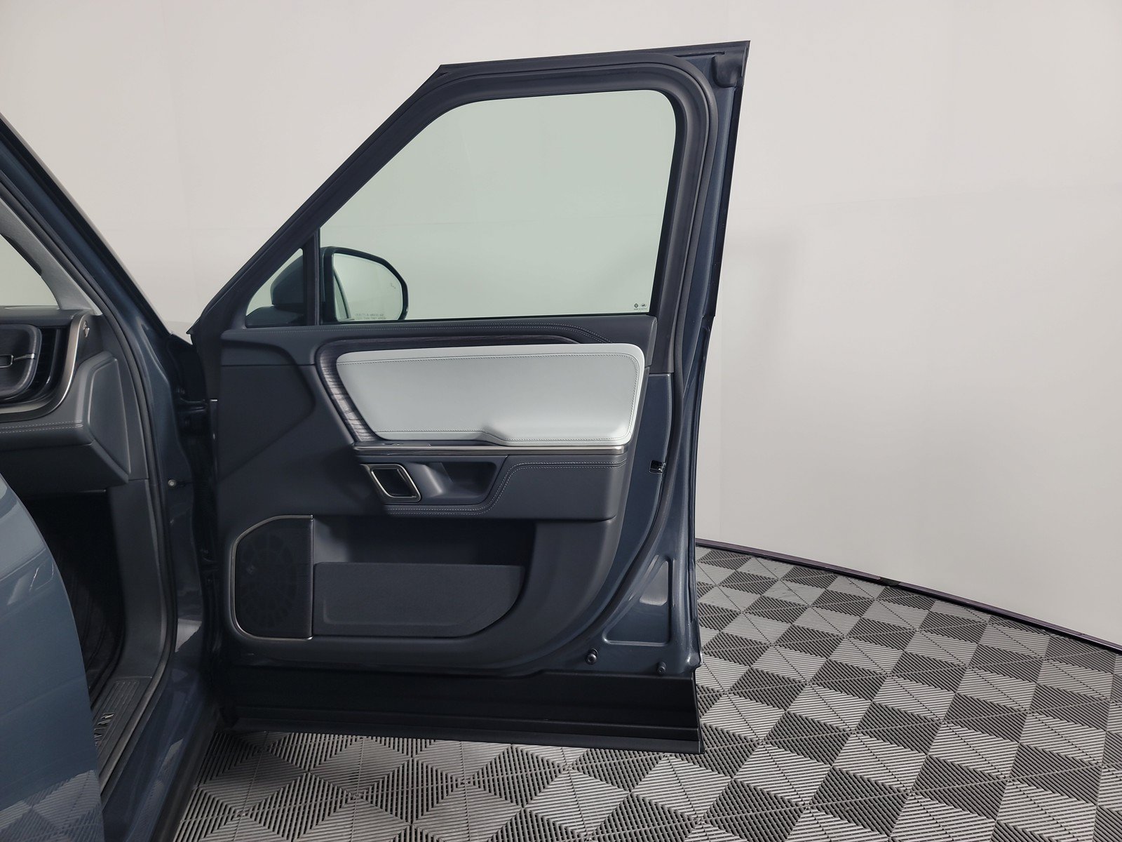 Used 2024 Rivian R1S Adventure AWD/4WD image 18