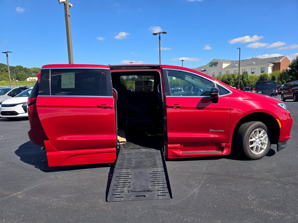 Used 2026 Chrysler Pacifica Select FWD image 9
