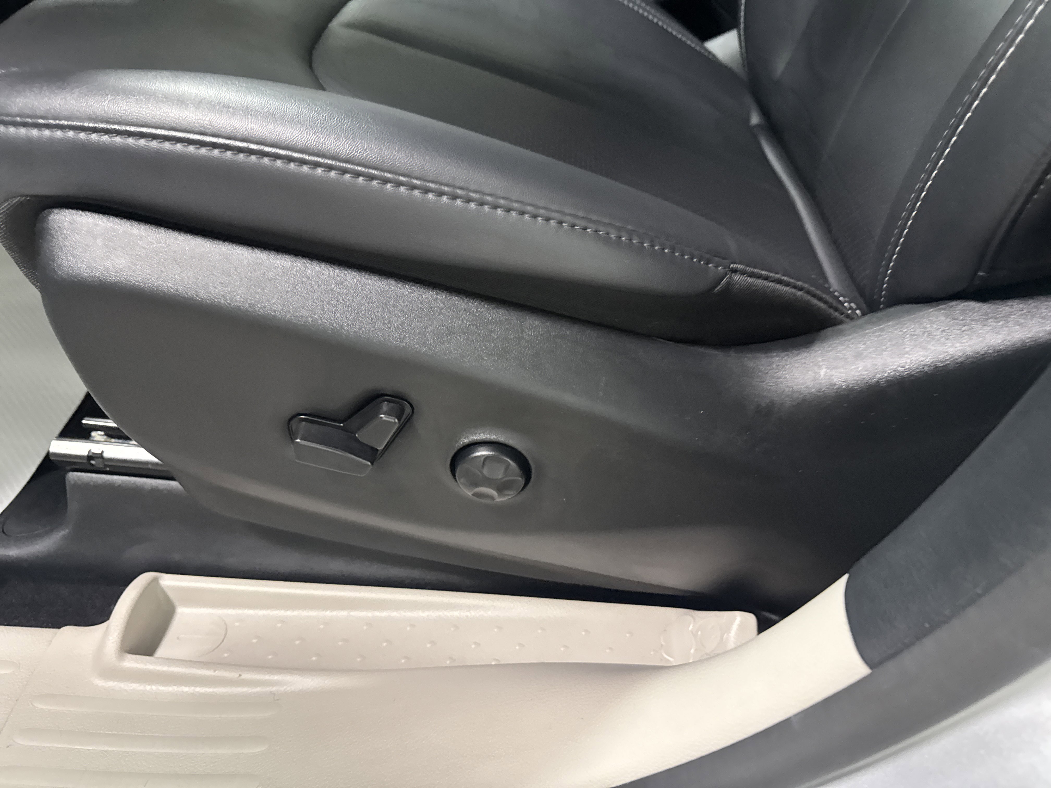 Used 2024 Chrysler Pacifica Select image 15