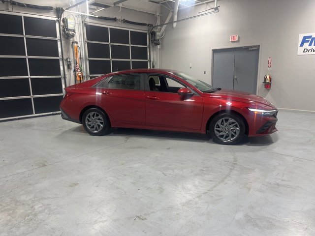 Used 2024 Hyundai Elantra SEL image 2