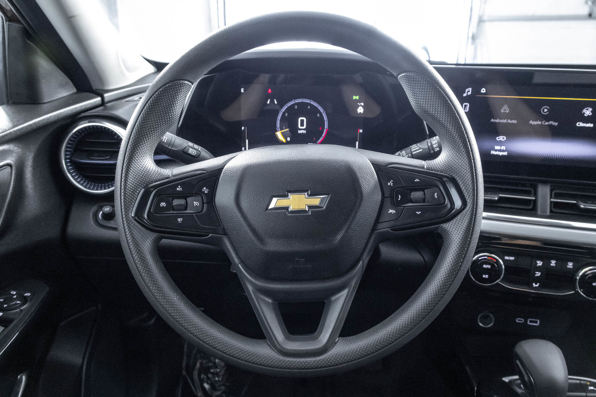 Used 2025 Chevrolet Trax LT FWD image 27