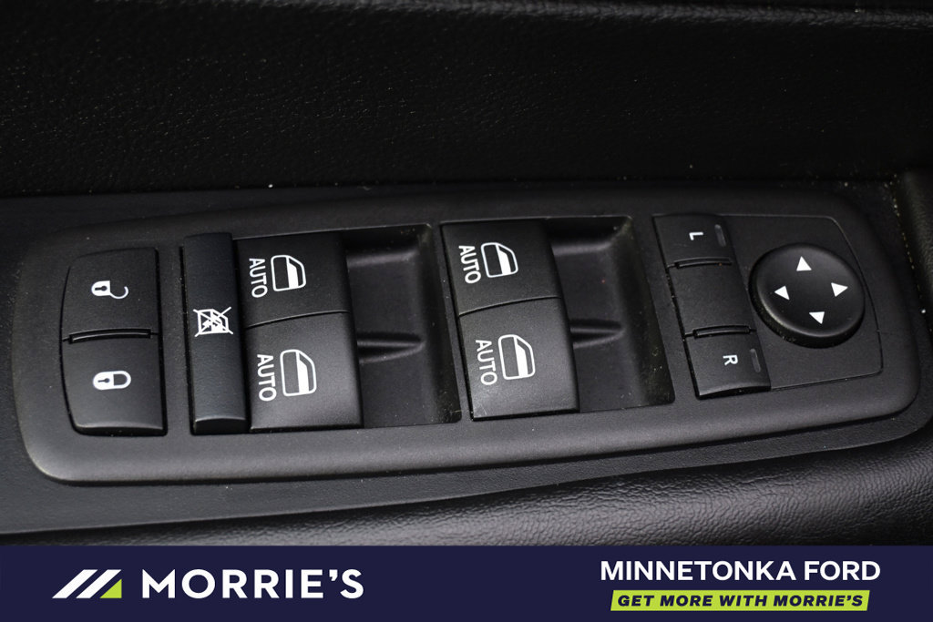 Used 2026 Chrysler Pacifica Select FWD image 25