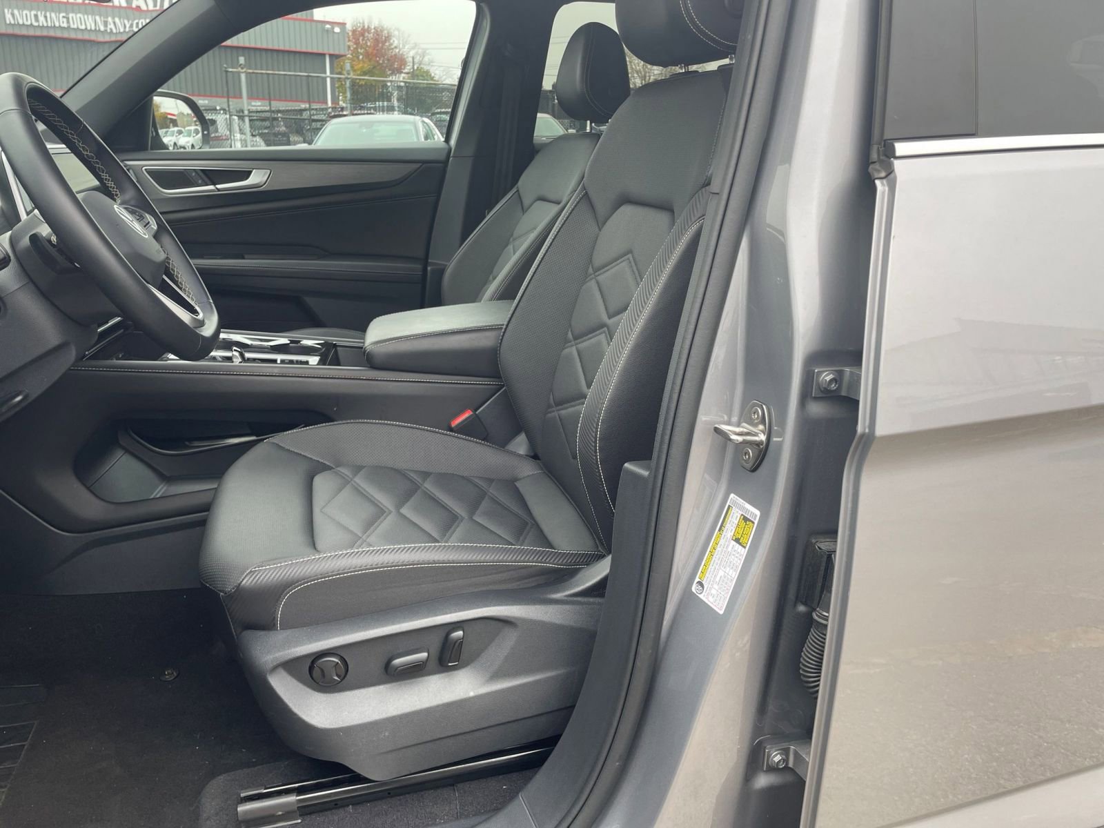 Used 2025 Volkswagen Atlas Cross Sport SE image 27