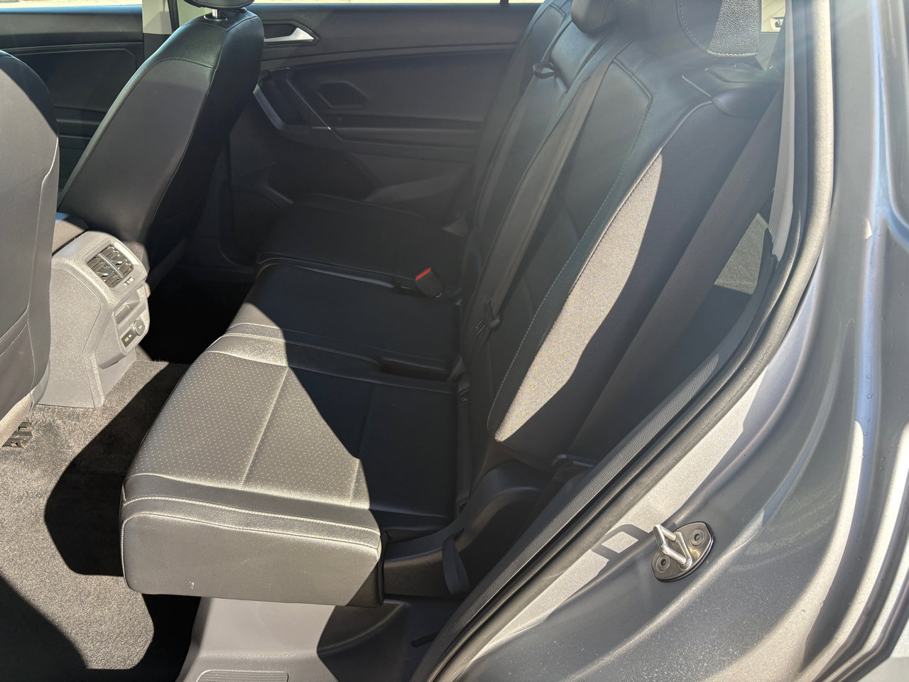 Used 2020 Volkswagen Tiguan SE R-Line image 10