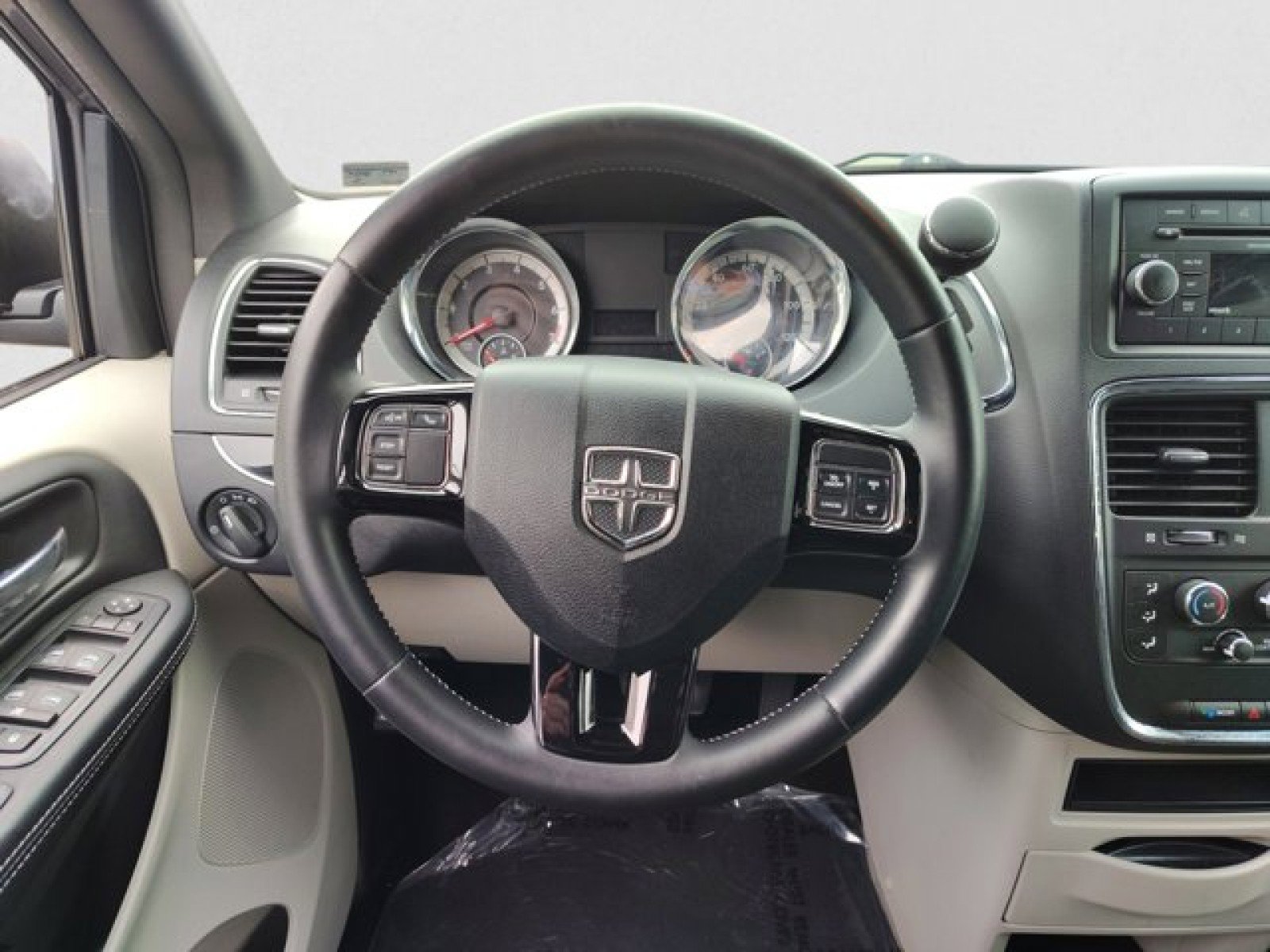 Used 2016 Dodge Grand Caravan SE image 12