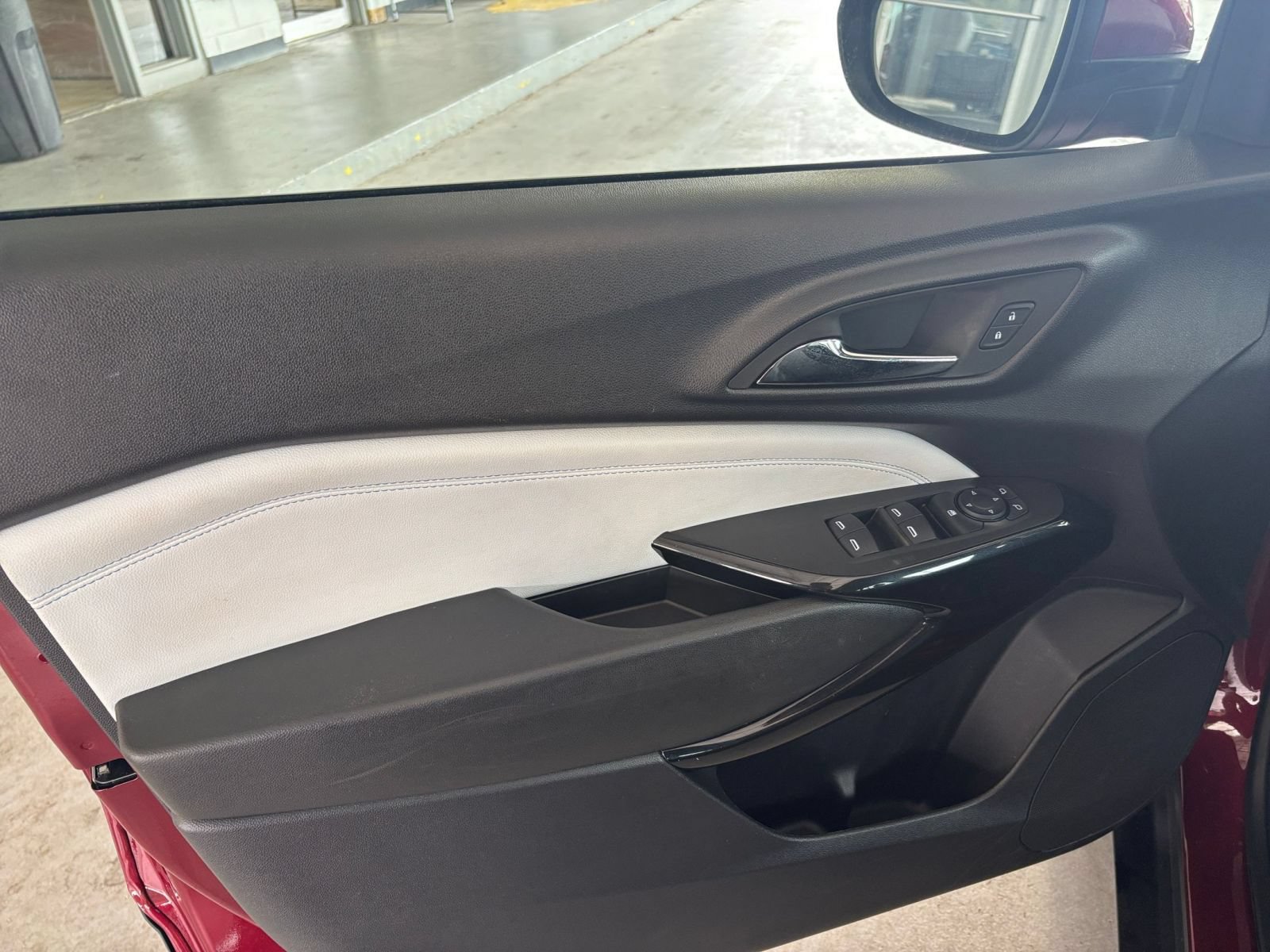 Used 2025 Chevrolet Trax LT FWD image 18