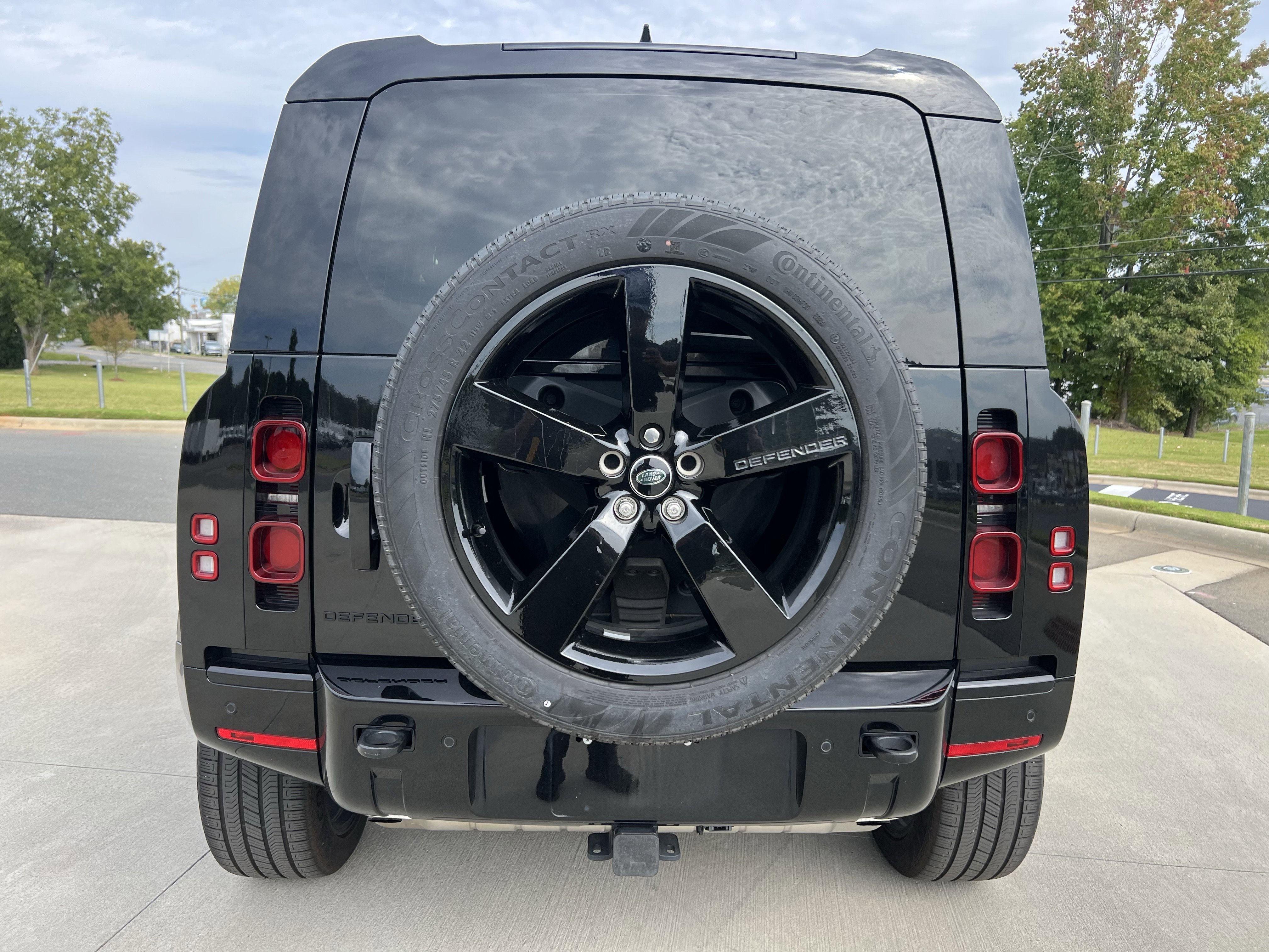 Used 2024 Land Rover Defender 90 X-Dynamic SE image 6