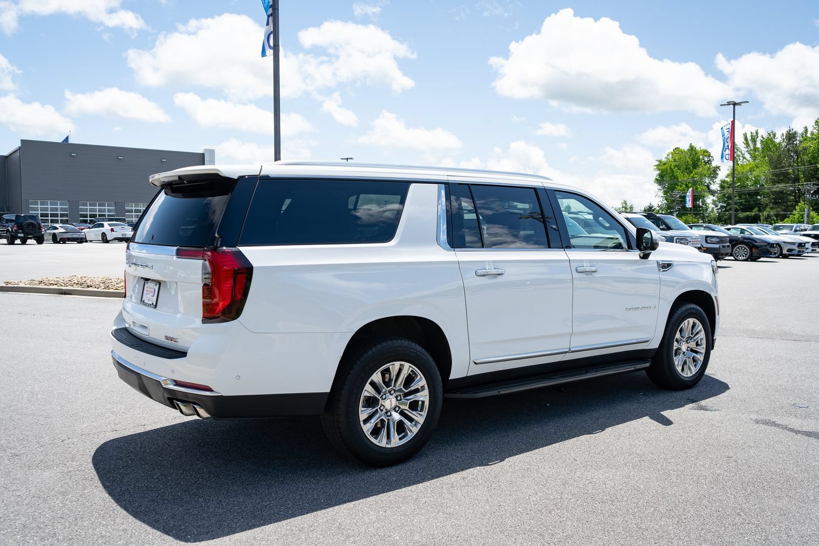 Used 2025 GMC Yukon XL Denali AWD/4WD image 10