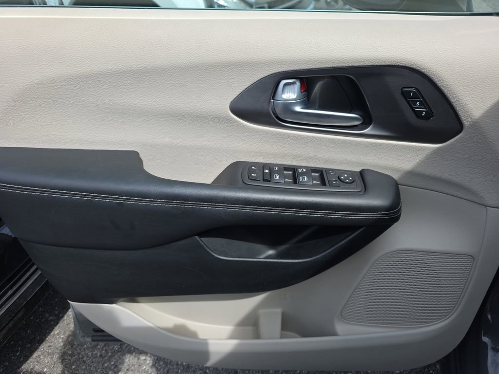 Used 2023 Chrysler Pacifica Touring-L image 18