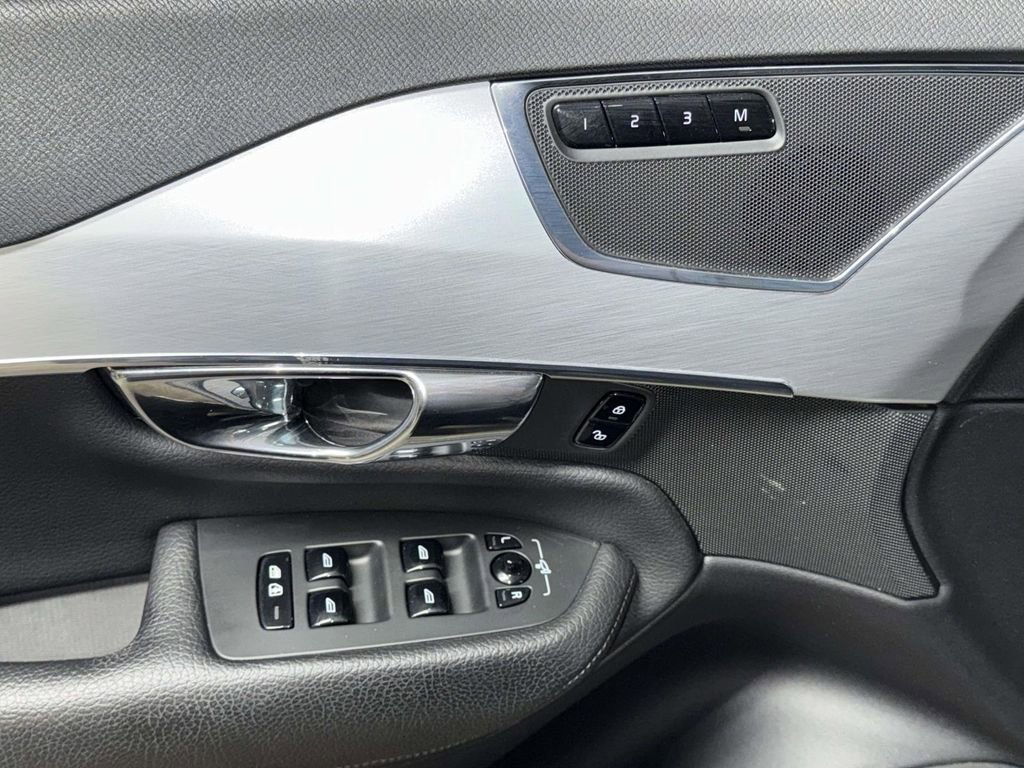 Used 2016 Volvo XC90 T8 Momentum w/ Vision Package image 21