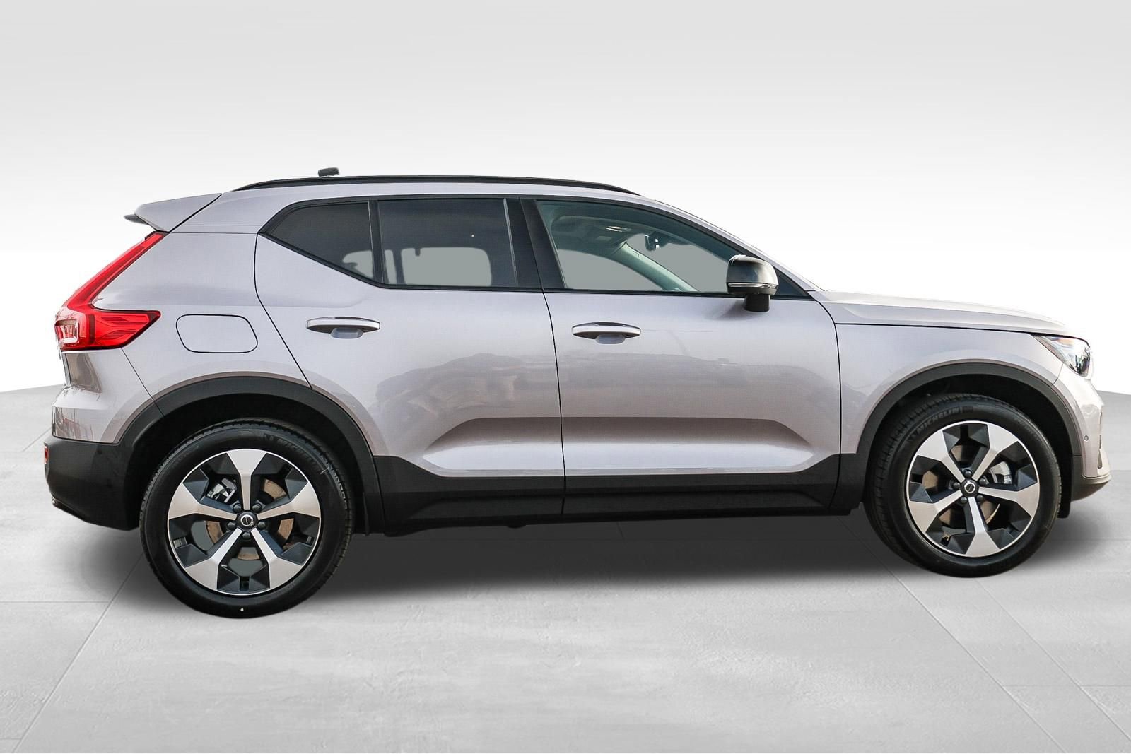 New 2026 Volvo XC40 B5 Plus w/ Climate Package image 4