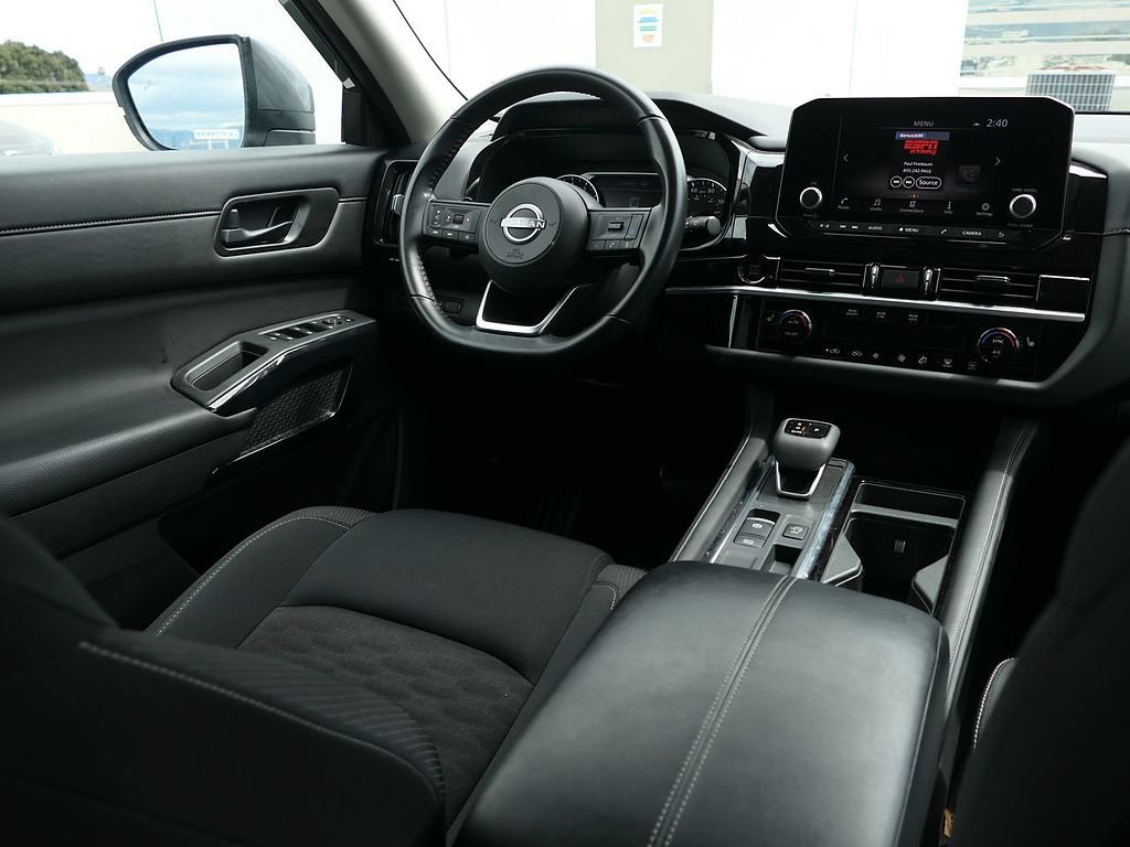 Used 2025 Nissan Pathfinder SV FWD image 38