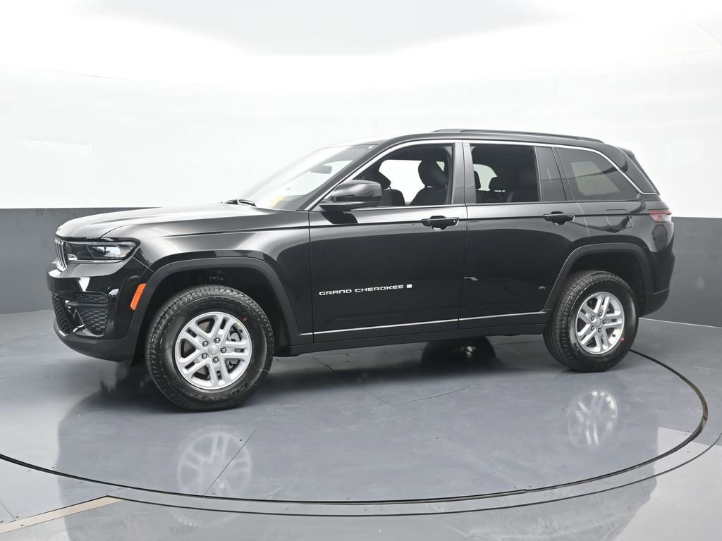 Used 2025 Jeep Grand Cherokee Laredo AWD/4WD image 2