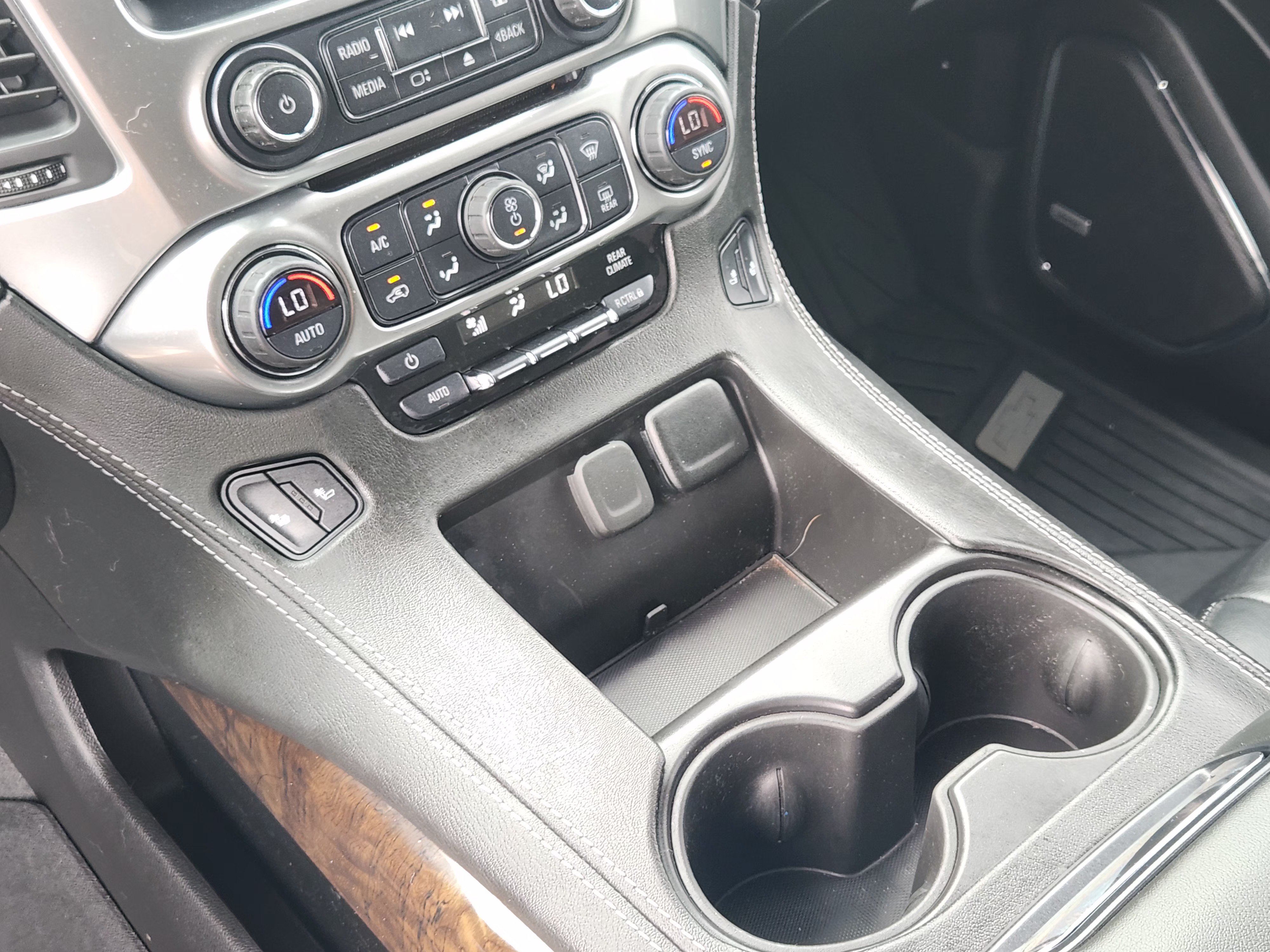 Used 2019 Chevrolet Tahoe LT w/ Luxury Package RWD image 21