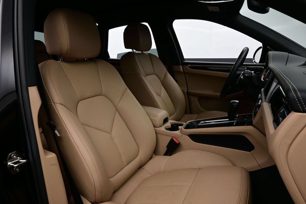 Certified 2025 Porsche Macan AWD/4WD image 18