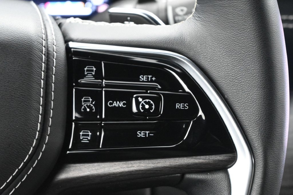 Used 2022 Jeep Grand Cherokee Overland w/ Luxury Tech Group IV RWD image 9