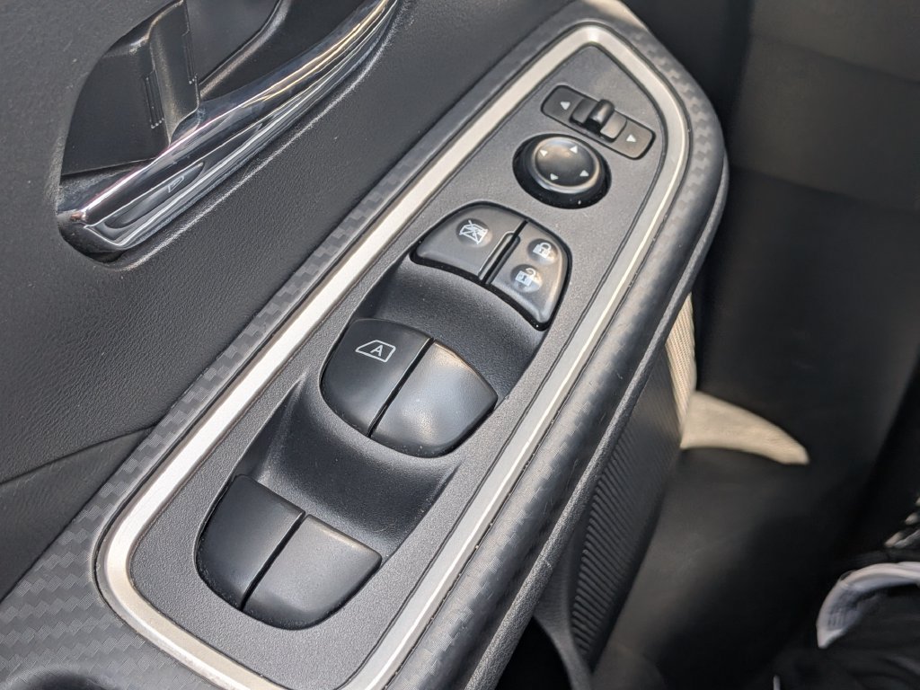 Used 2025 Nissan Versa SR FWD image 24