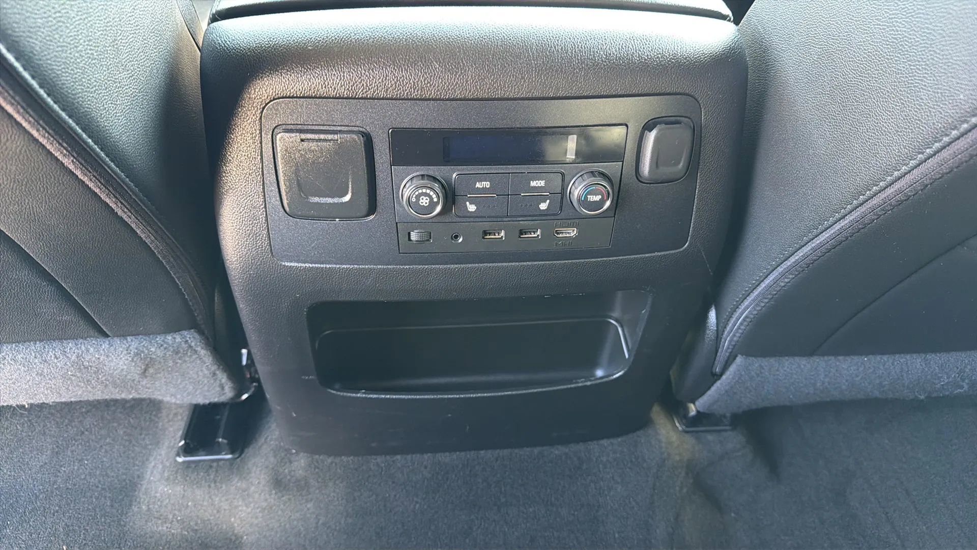 Used 2018 Chevrolet Suburban Premier AWD/4WD image 29