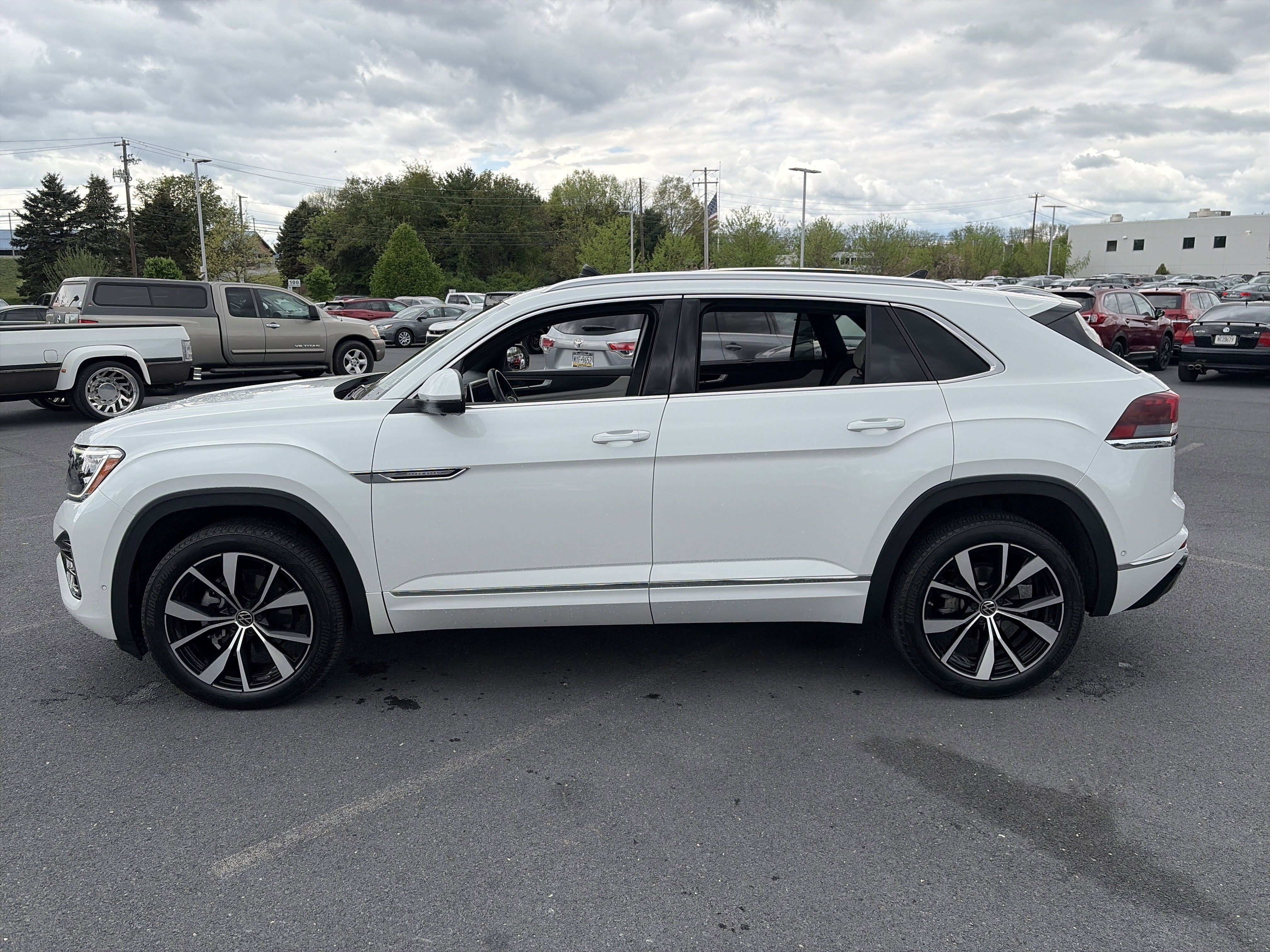 Used 2024 Volkswagen Atlas Cross Sport SEL Premium R-Line image 8
