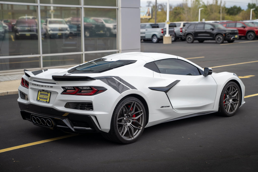Used 2025 Chevrolet Corvette Z06 RWD image 4