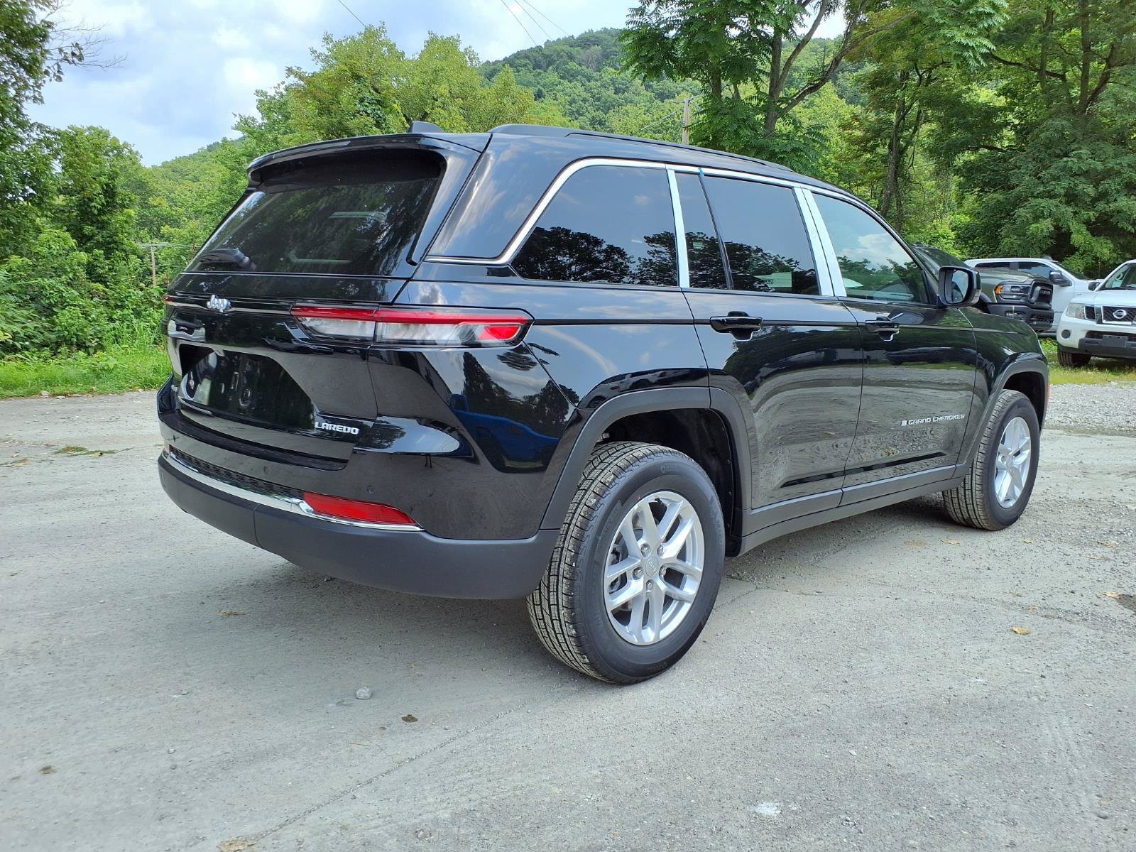 New 2026 Jeep Grand Cherokee Laredo X AWD/4WD image 2