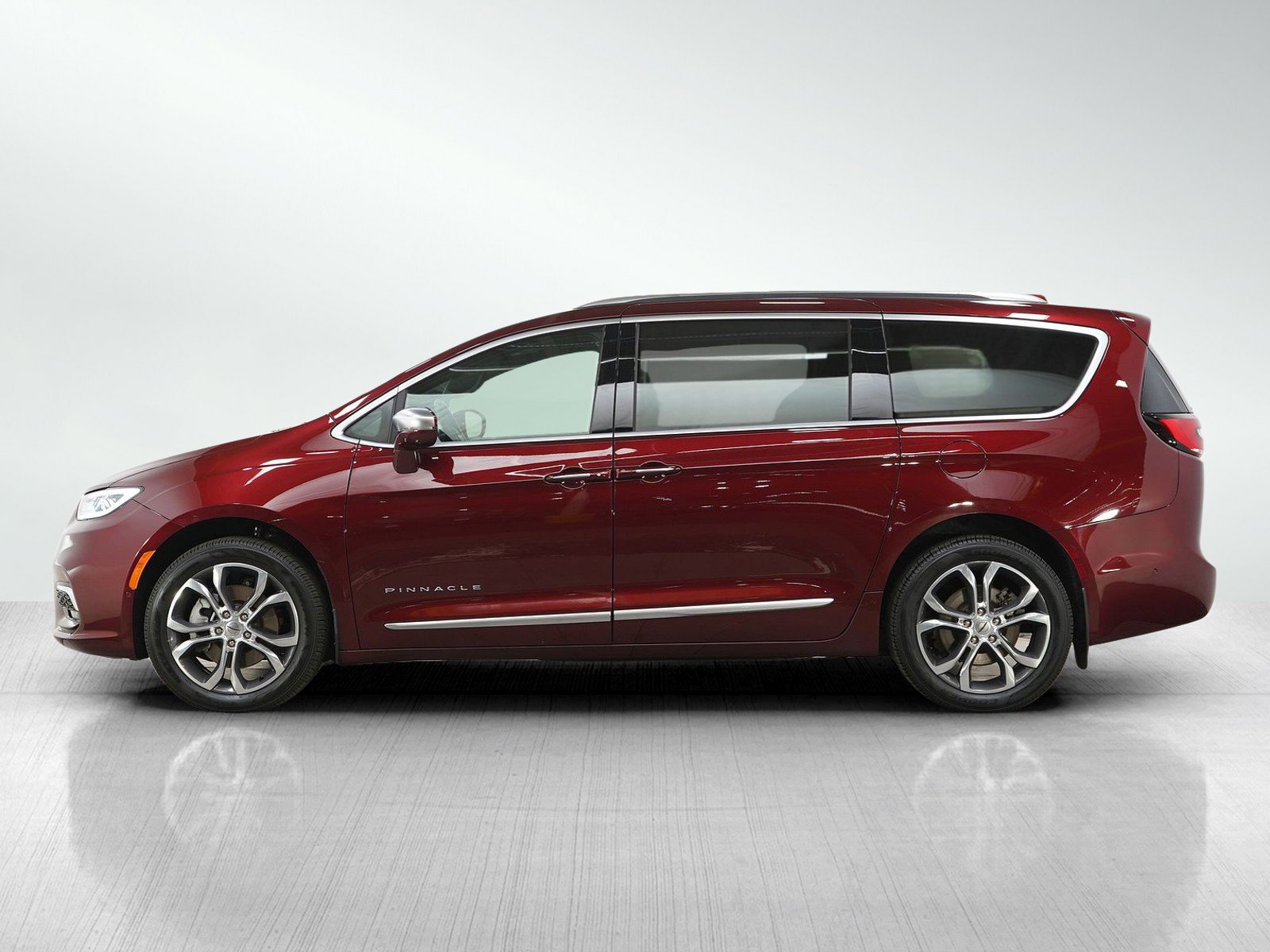 Used 2021 Chrysler Pacifica Pinnacle image 2