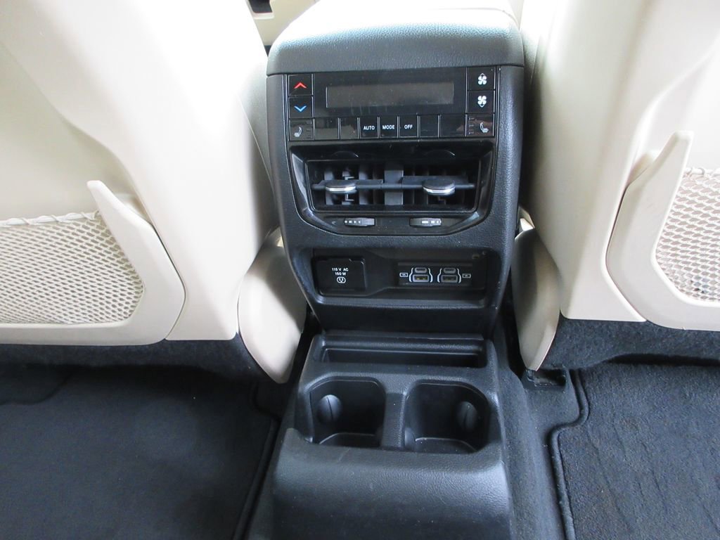 Used 2022 Jeep Grand Cherokee L Limited w/ Black Appearance Package AWD/4WD image 18