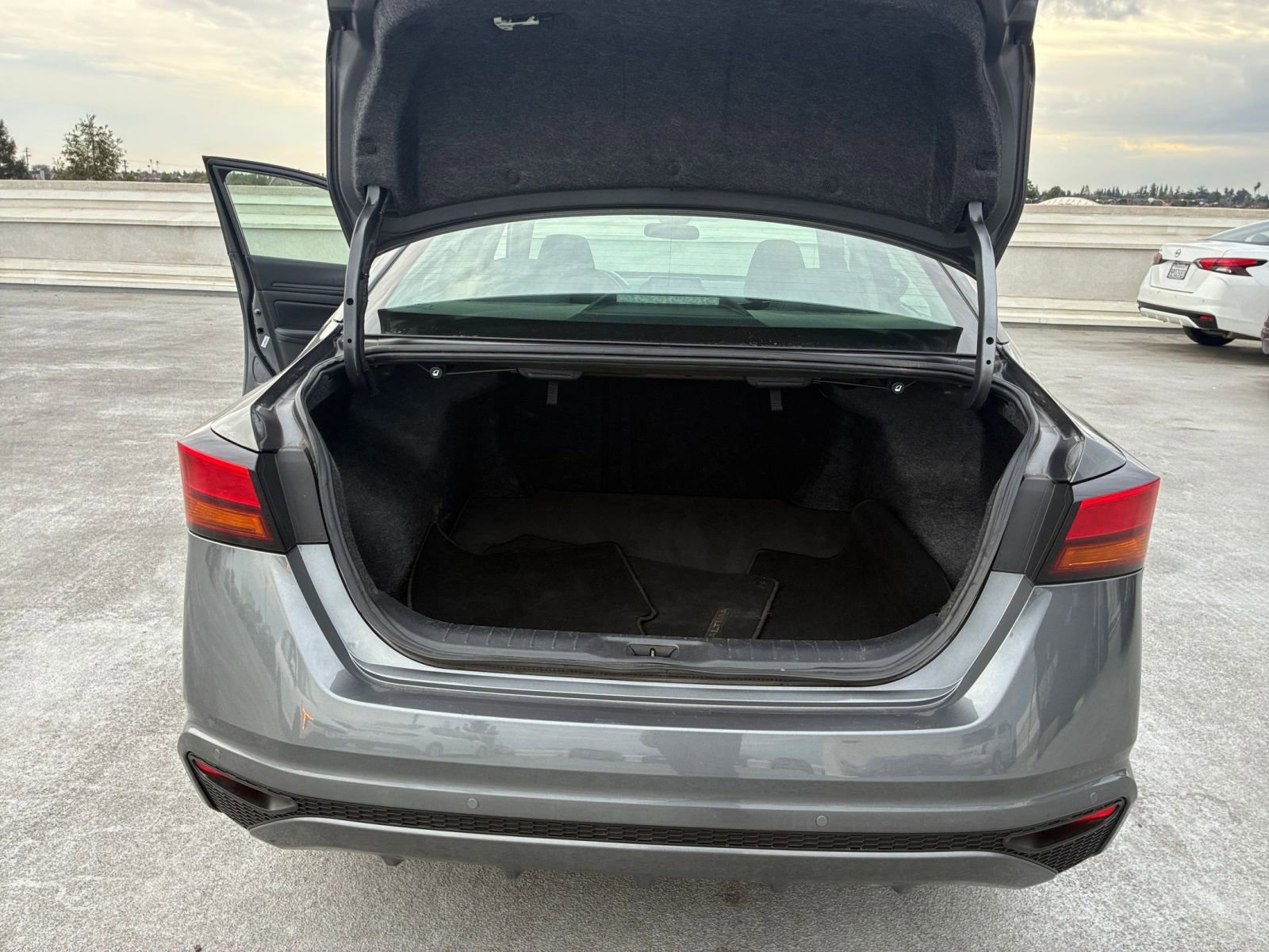 Used 2024 Nissan Altima 2.5 SV FWD image 31