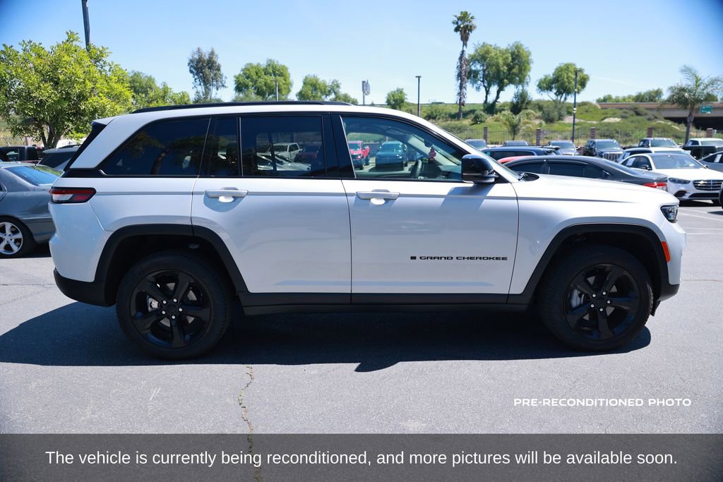 Used 2024 Jeep Grand Cherokee Limited w/ Black Appearance Package image 7