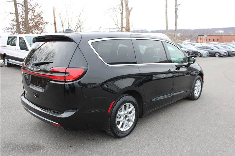 Used 2024 Chrysler Pacifica Touring image 8