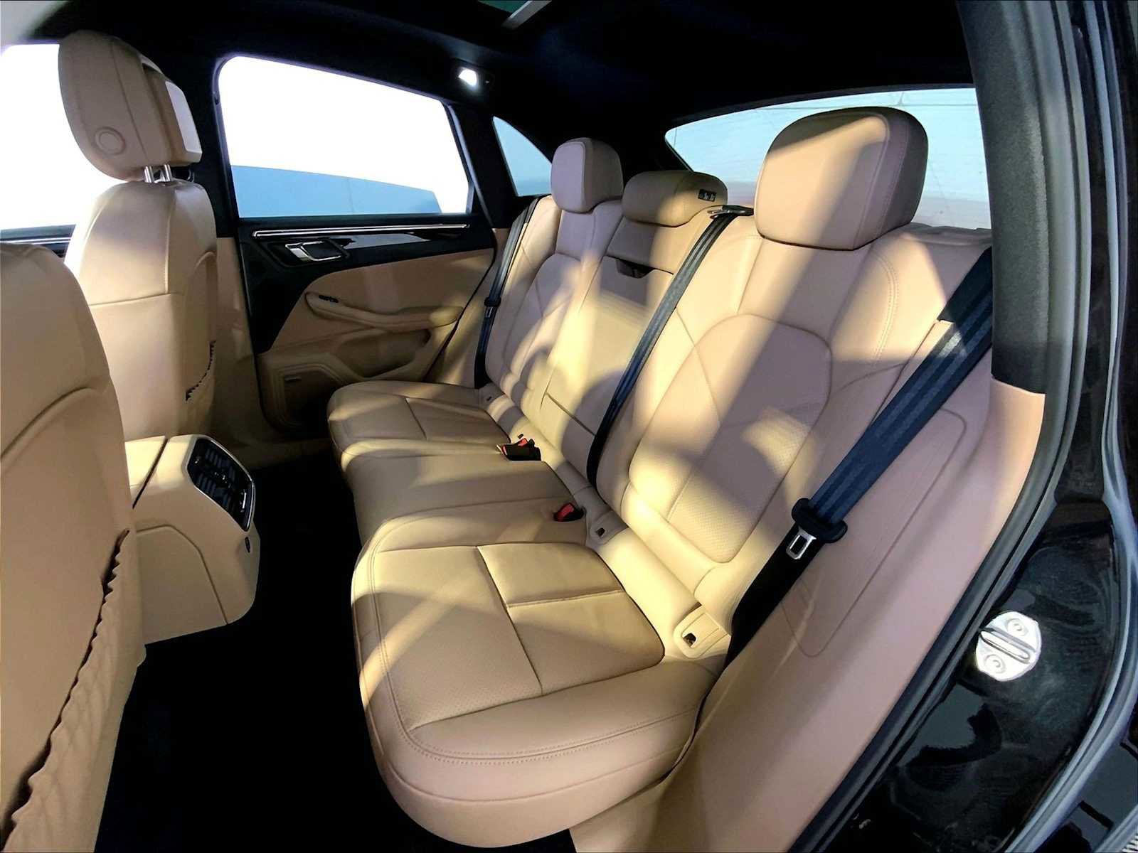 Certified 2025 Porsche Macan image 24