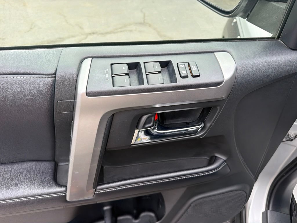 Used 2018 Toyota 4Runner SR5 AWD/4WD image 19