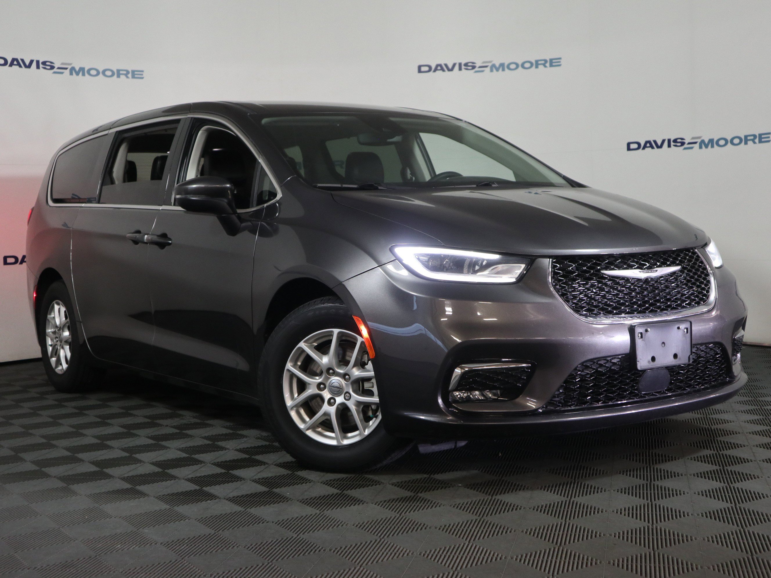 Used 2023 Chrysler Pacifica Touring-L image 2