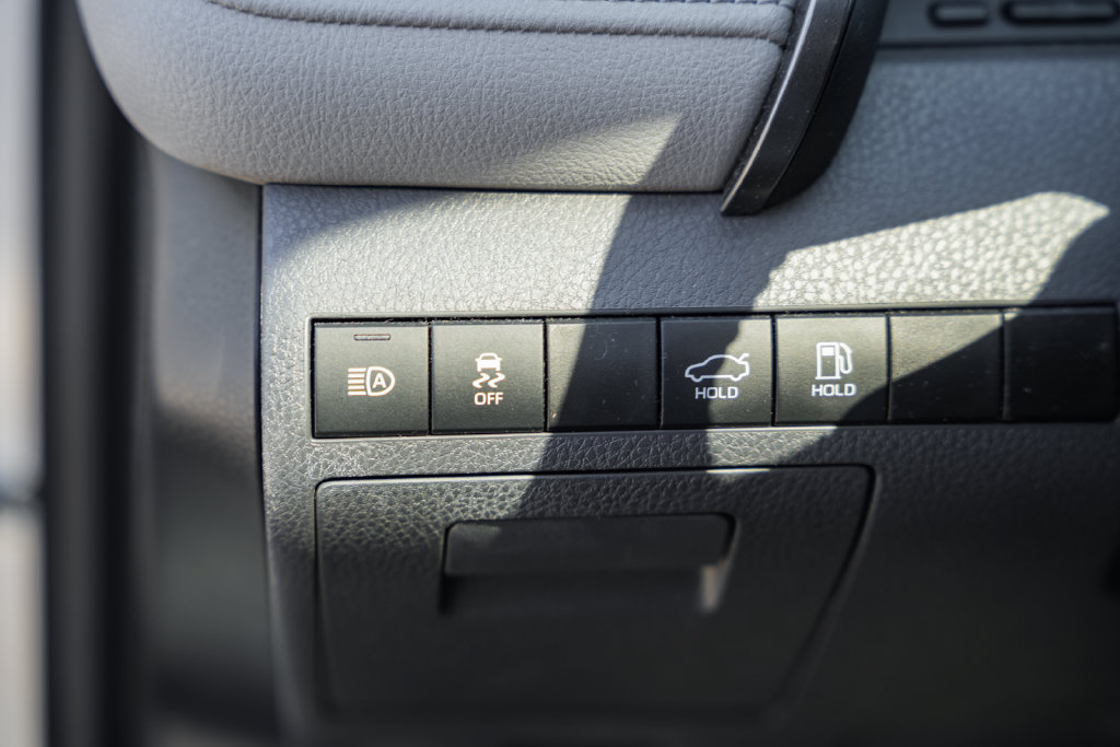 Used 2020 Toyota Camry SE w/ Sunroof Package FWD image 38
