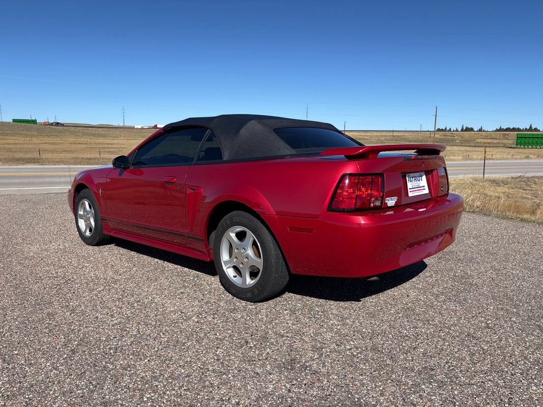 Used 2001 Ford Mustang Convertible RWD image 3