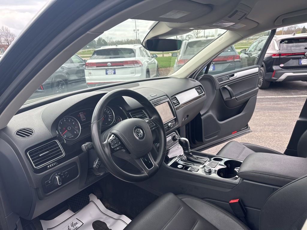 Used 2017 Volkswagen Touareg Sport AWD/4WD image 10