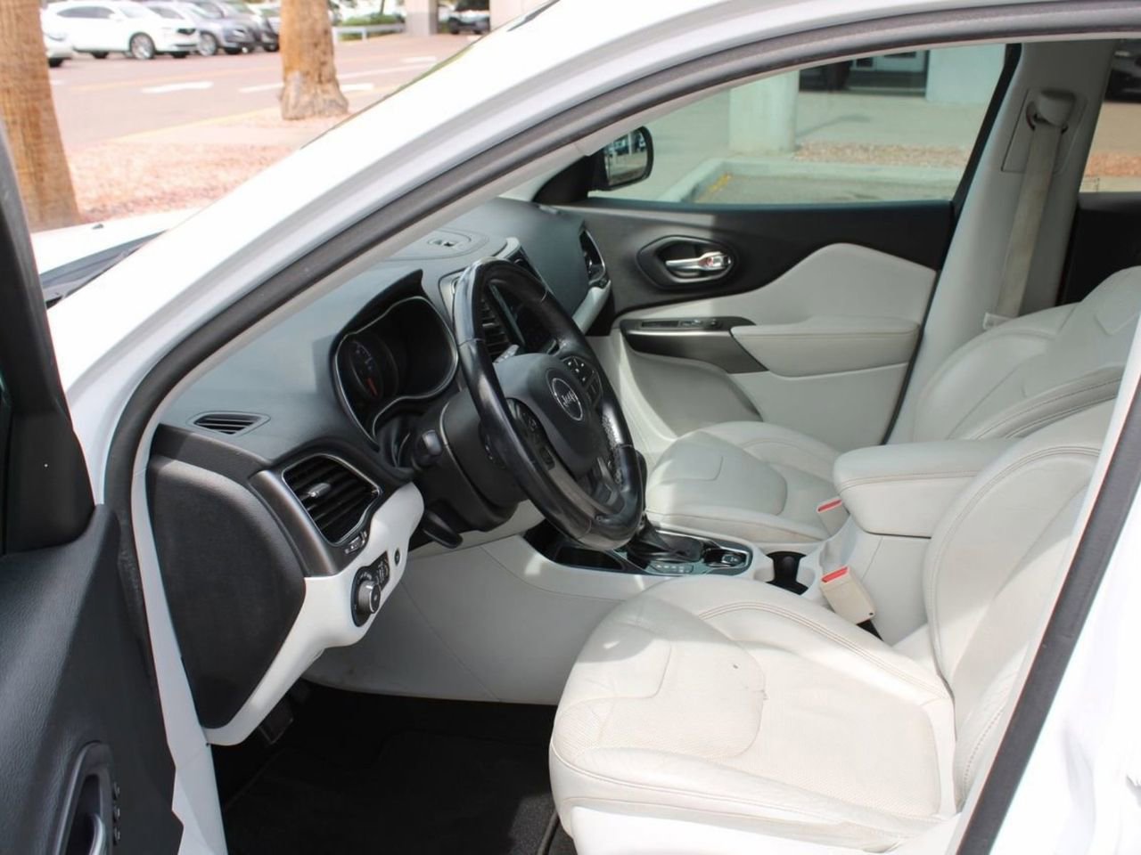Used 2020 Jeep Cherokee Limited image 9
